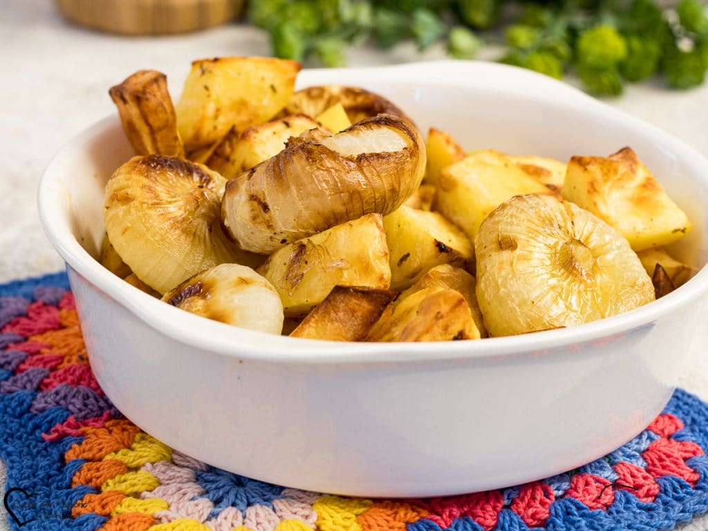 Batatas e cebolas assadas