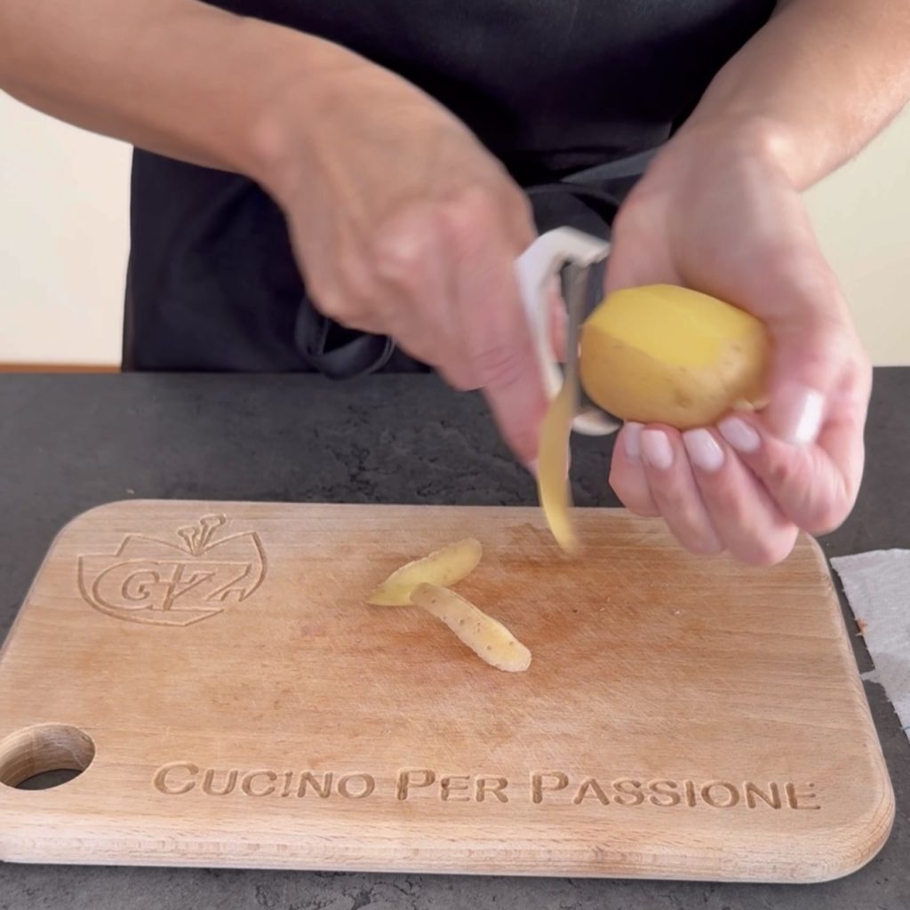 Batatas e speck assados com cebola