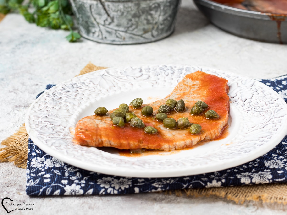 BIFES À PIZZAIOLA COM ALCAPARRAS