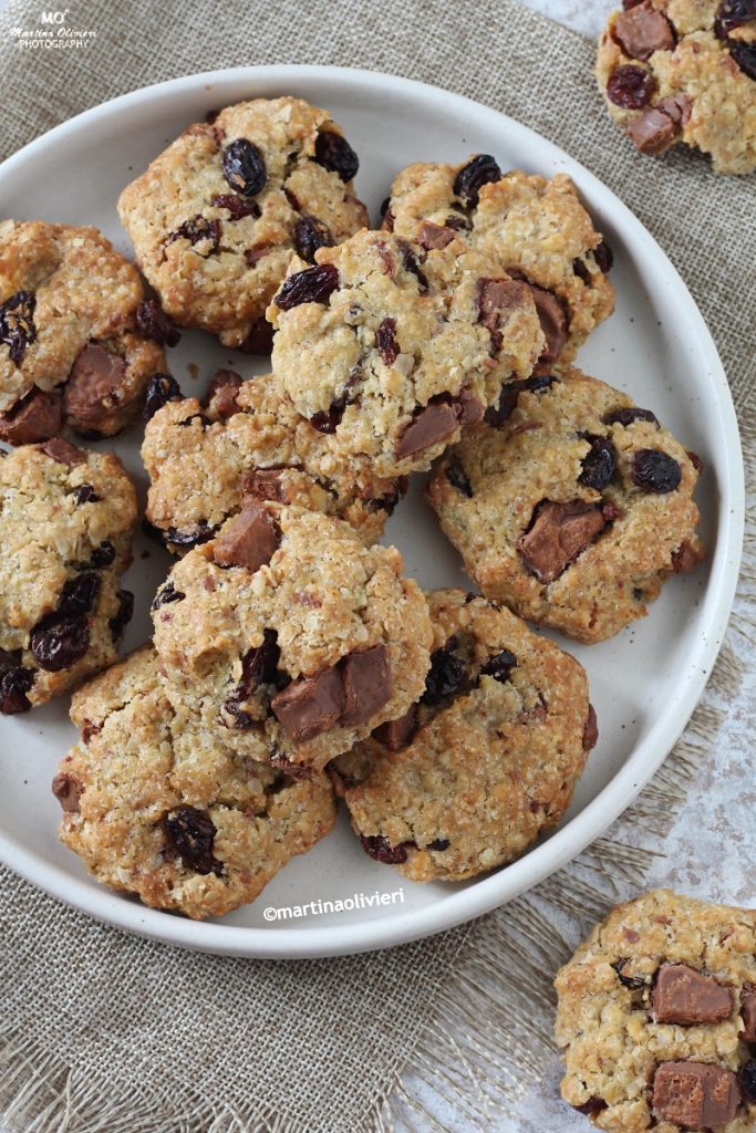 Biscoitos de aveia com passas e chocolate
