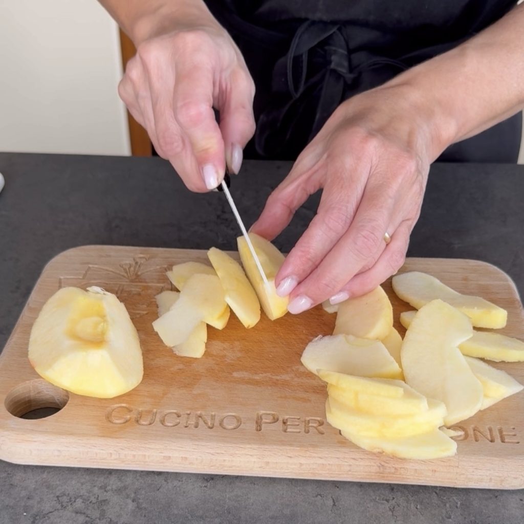 Bolo com creme e maçãs