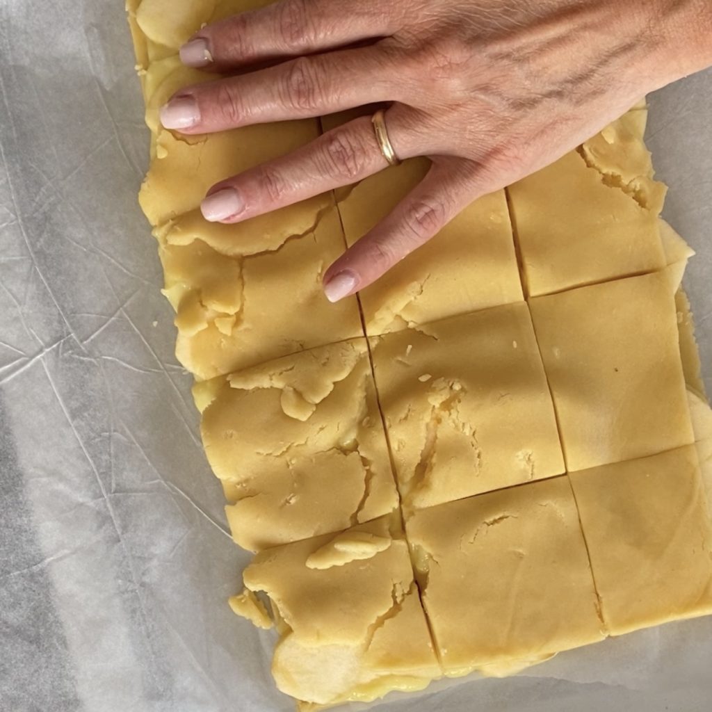 Bolo com creme e maçãs