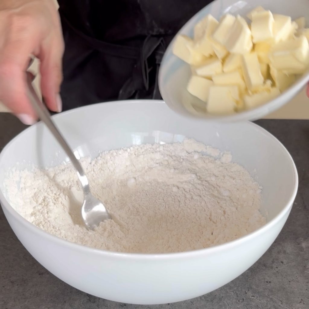 Bolo com creme e maçãs