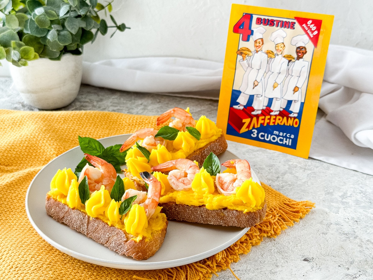 BRUSCHETAS COM CREME DE BATATAS AO AÇAFRÃO E CAMARÕES