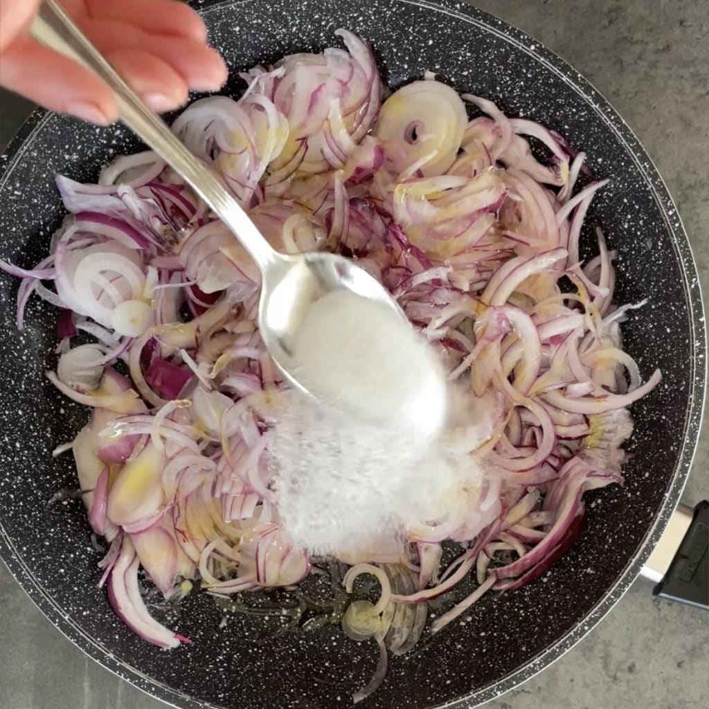 Cebolas com molho de atum