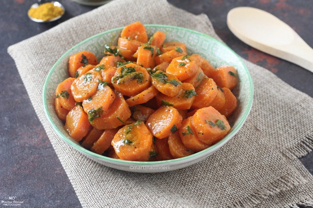 Cenouras ao curry e salsa