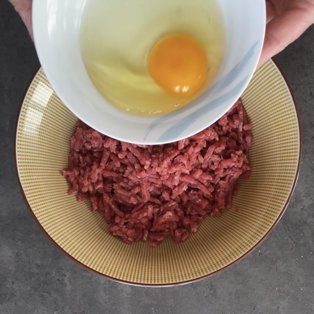 Cestinho de carne moída com recheio derretido