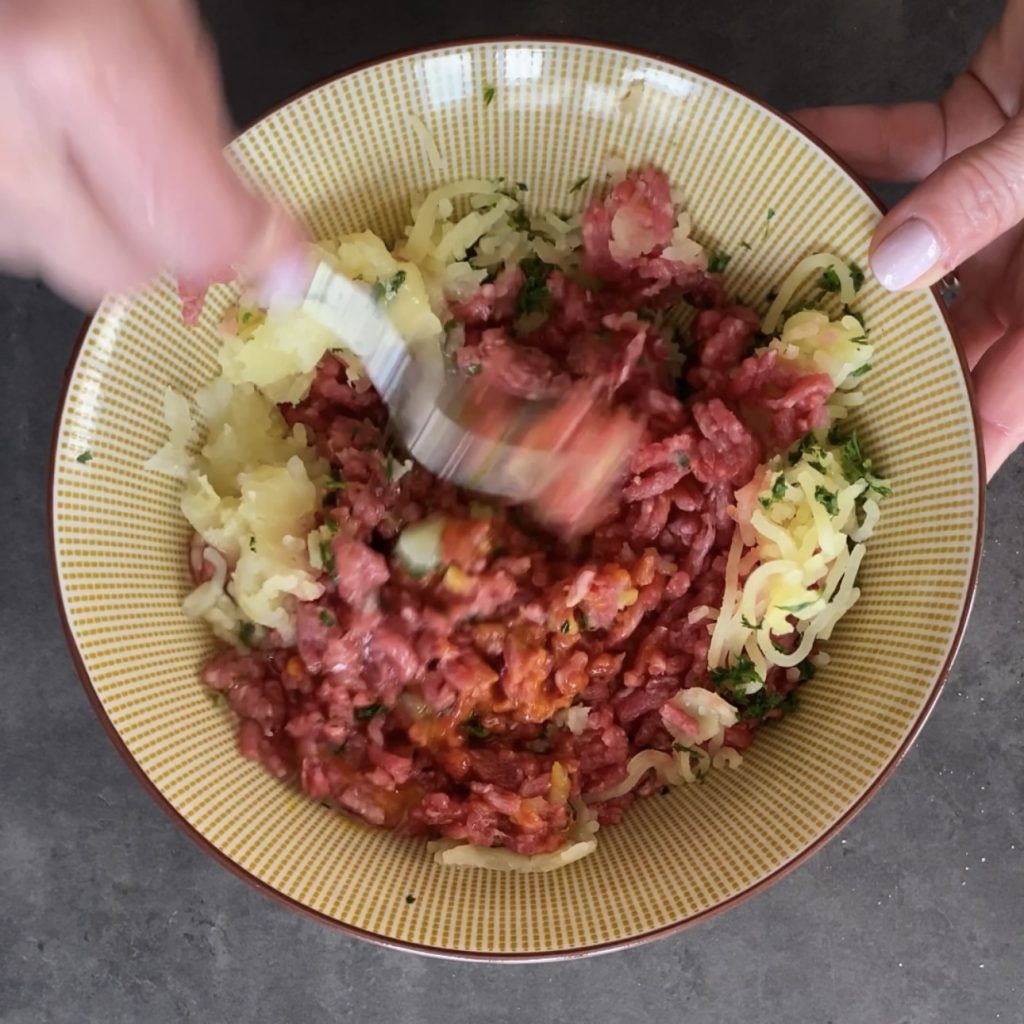 Cestinho de carne moída com recheio derretido