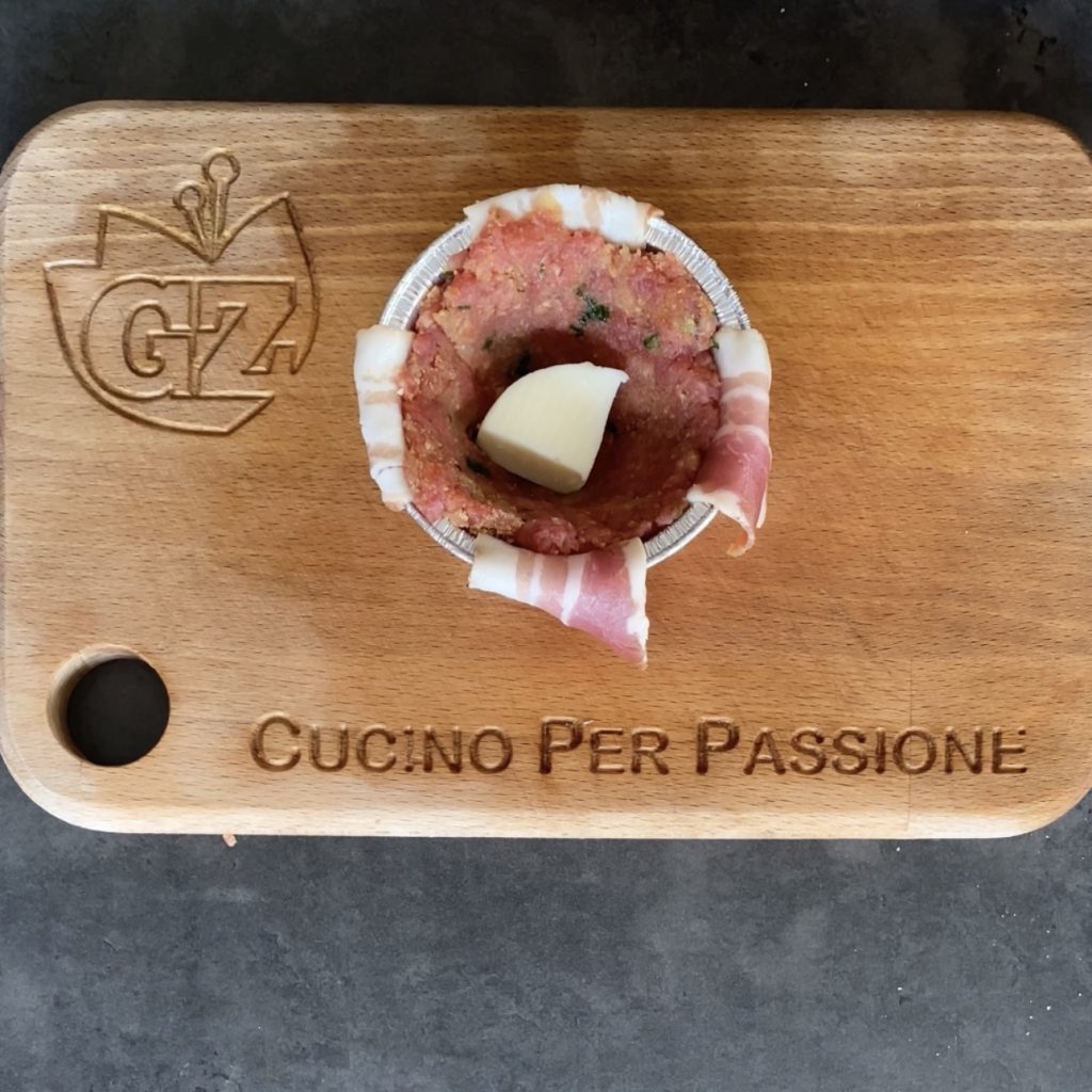 Cestinho de carne moída com recheio derretido