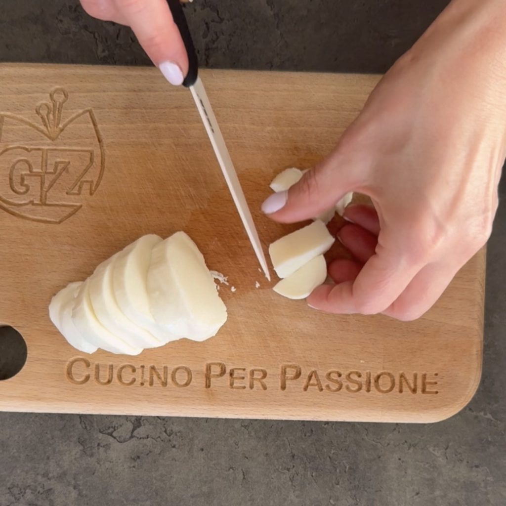 Cestinhos com pão de forma à caprese