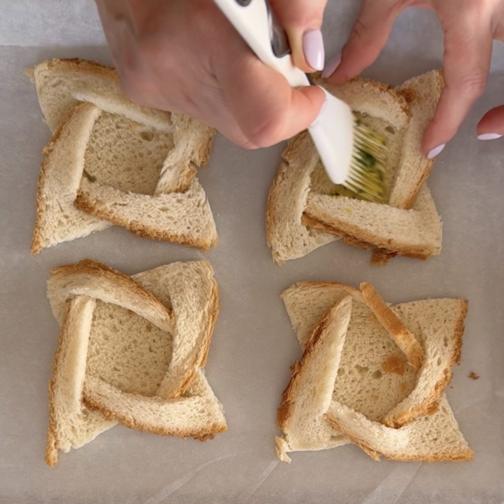 Cestinhos com pão de forma à caprese