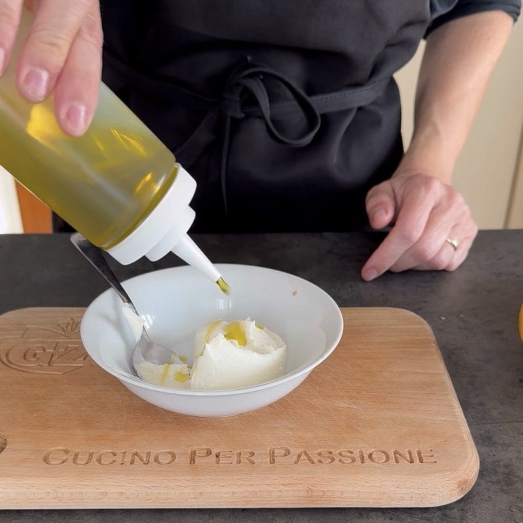 Cestinhos de pão de forma com salmão e abacate