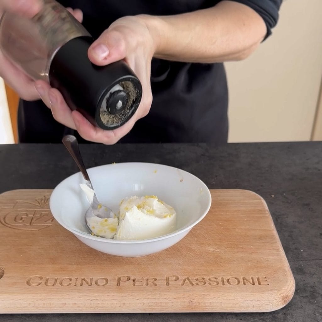Cestinhos de pão de forma com salmão e abacate