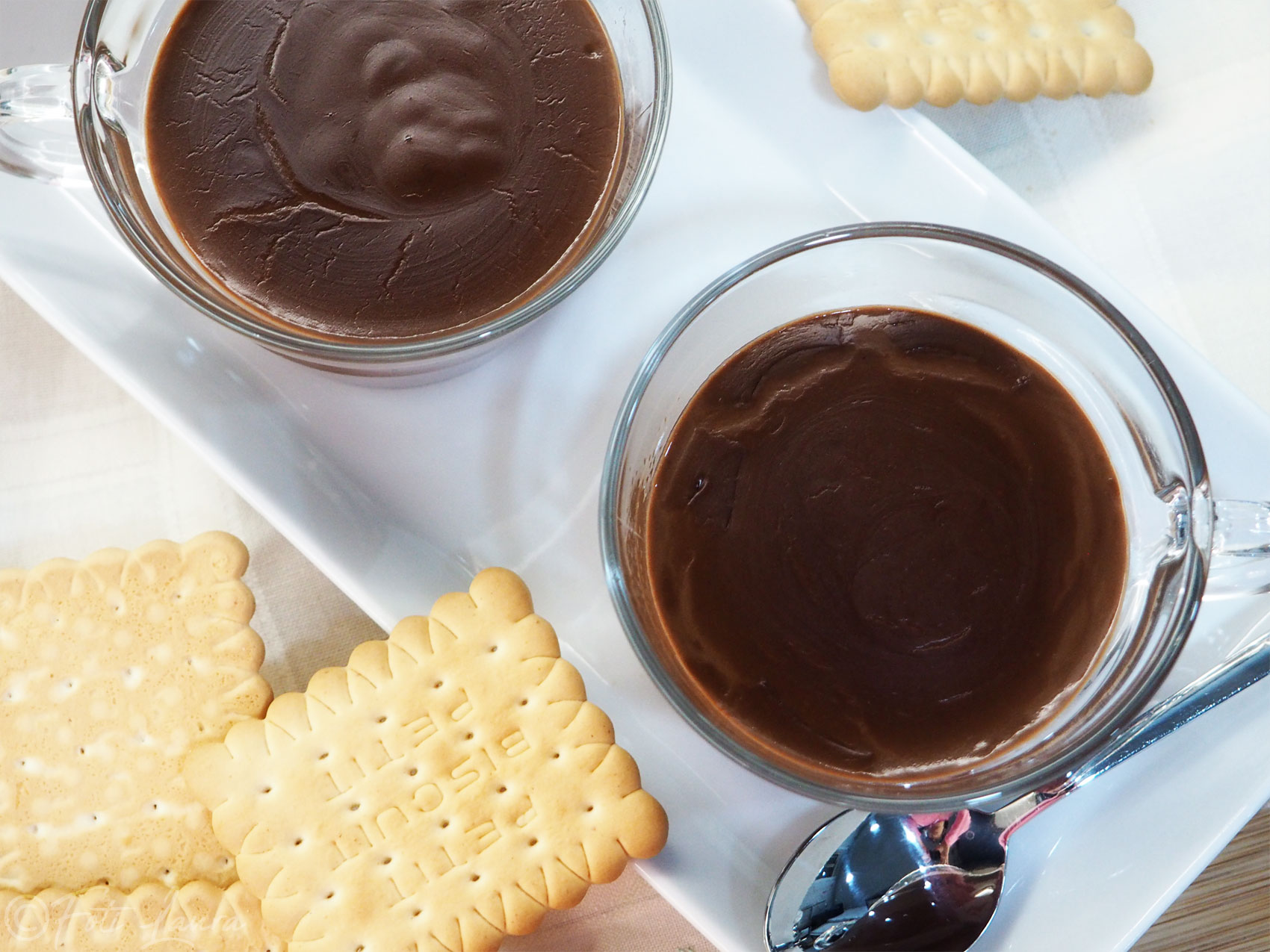 Chocolate quente denso e cremoso: A receita fácil sem chocolate amargo