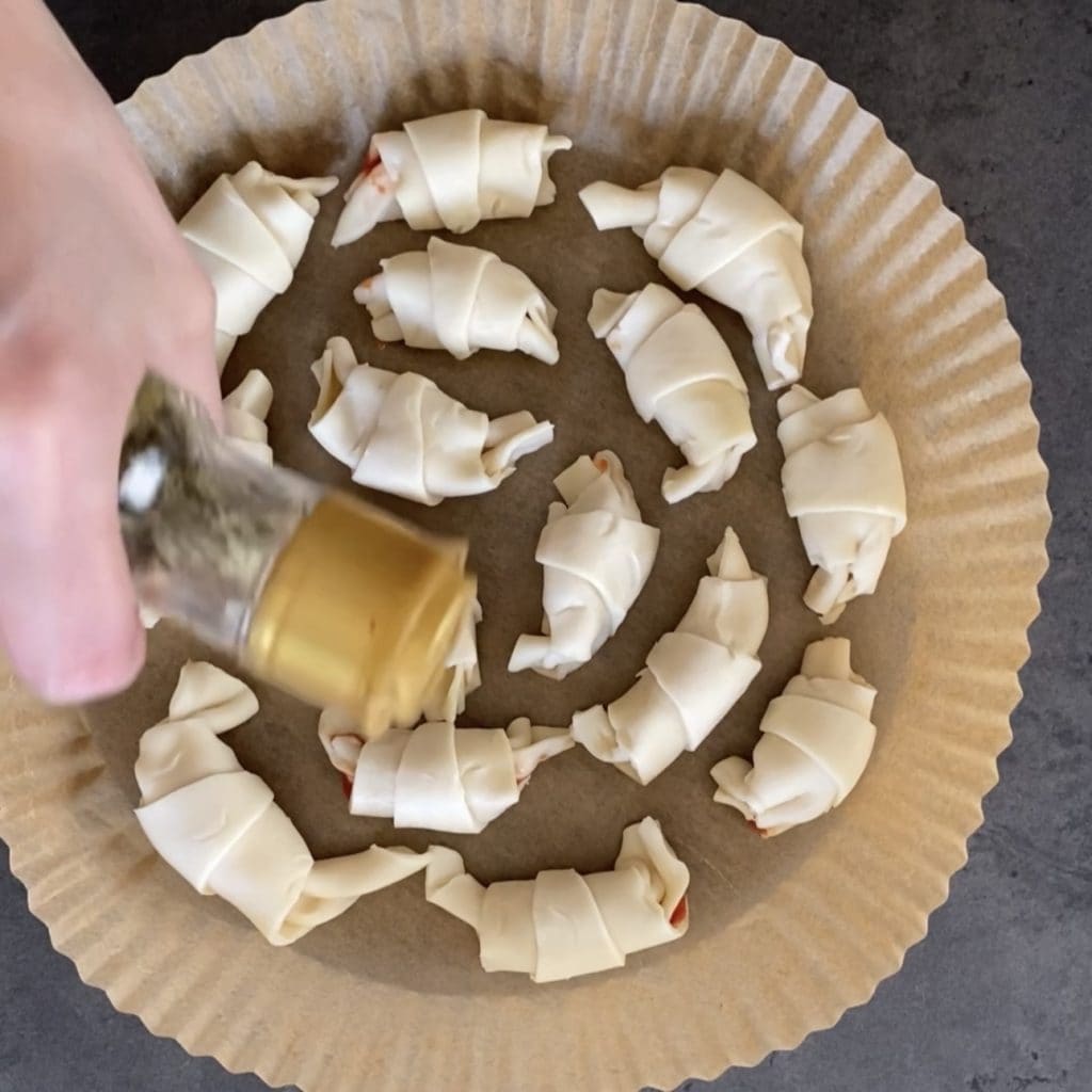 Cornetos de massa folhada na fritadeira a ar