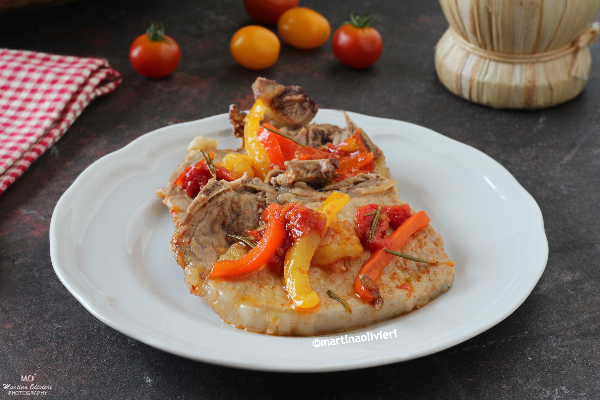 Costeletas com pimentões e tomates-cereja