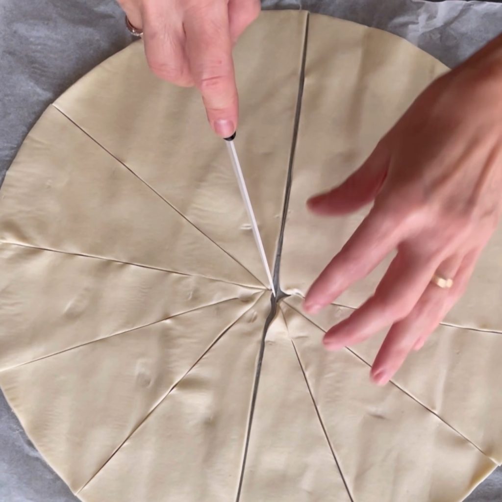 Croissants de massa folhada com abacate e salmão