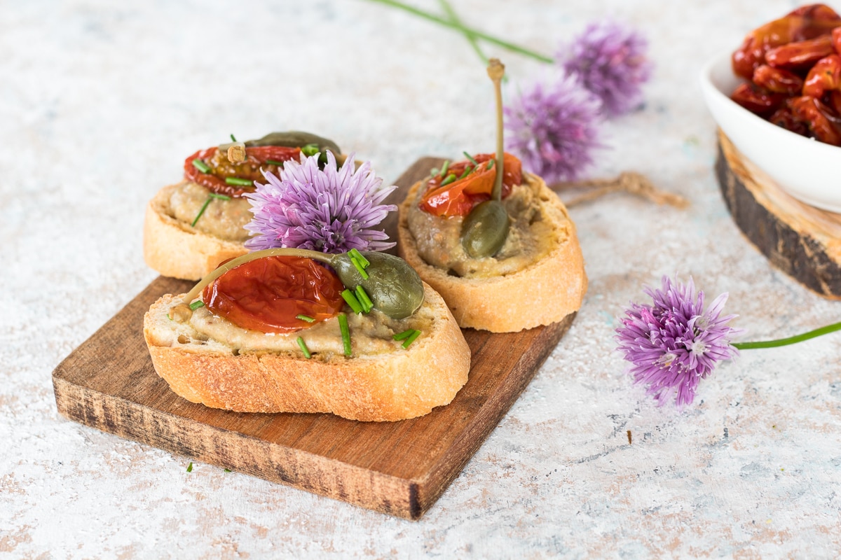 CROSTINI COM HUMMUS DE GRÃO-DE-BICO