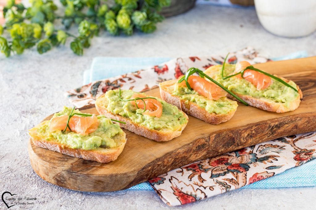 Crostini com salmão e avocado