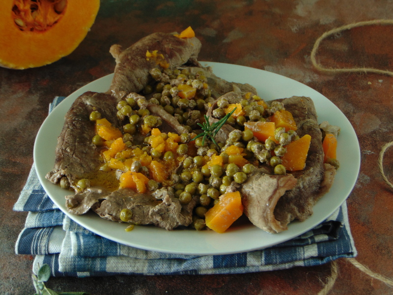 FATIAS DE VITELA COZIDAS A BAIXA TEMPERATURA COM ERVILHAS E ABÓBORA