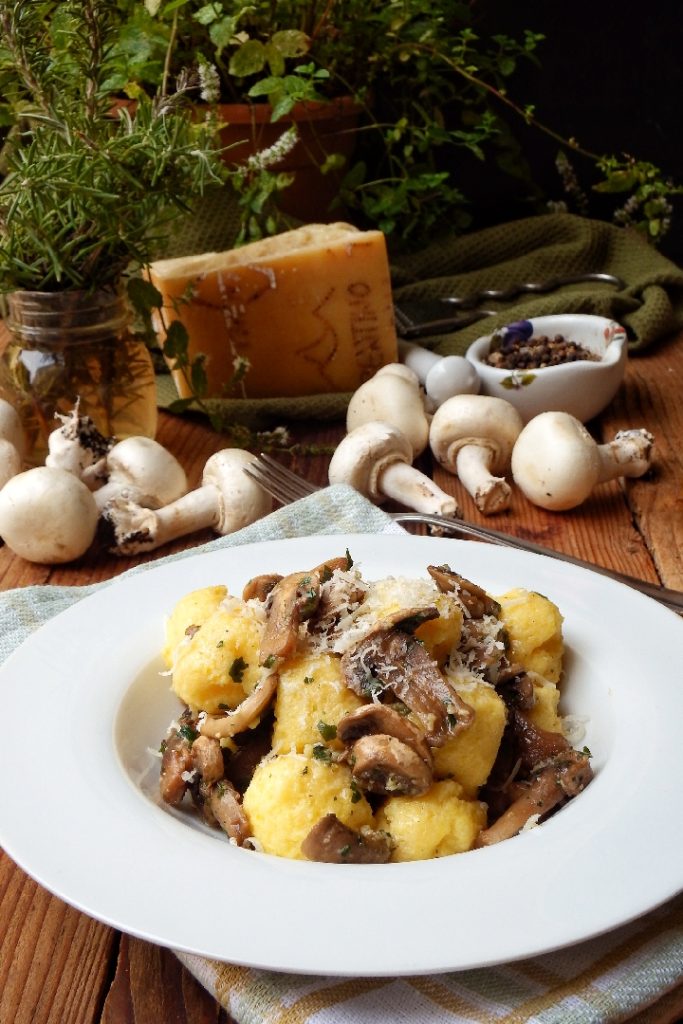 nhoque de polenta com cogumelos