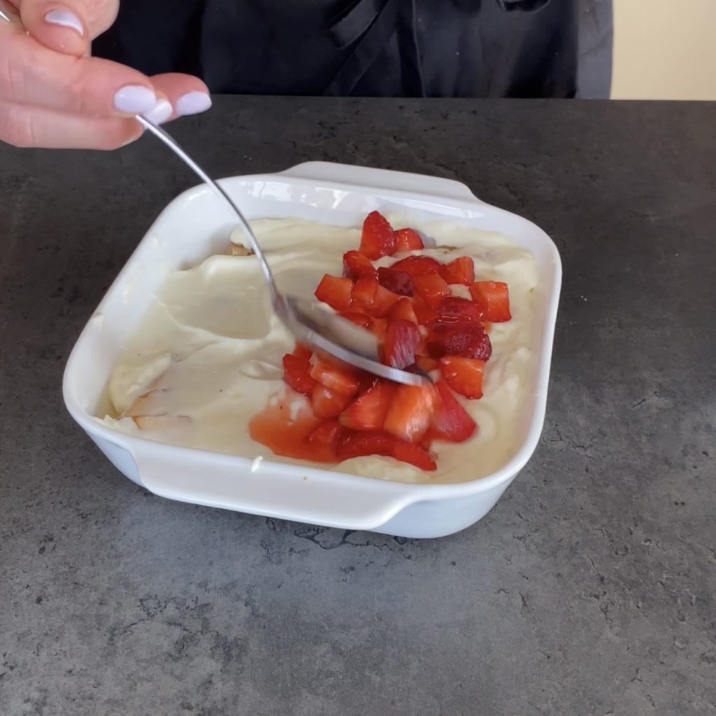 Doce com folhados e morangos