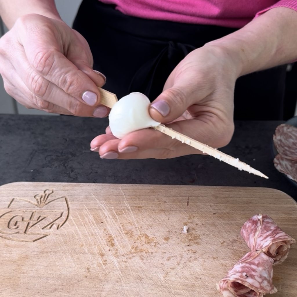 Espetinhos com muçarelinhas e salame