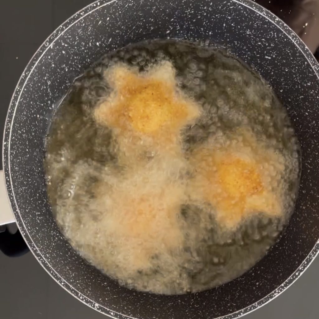 Estrelas de pão de forma recheadas e fritas
