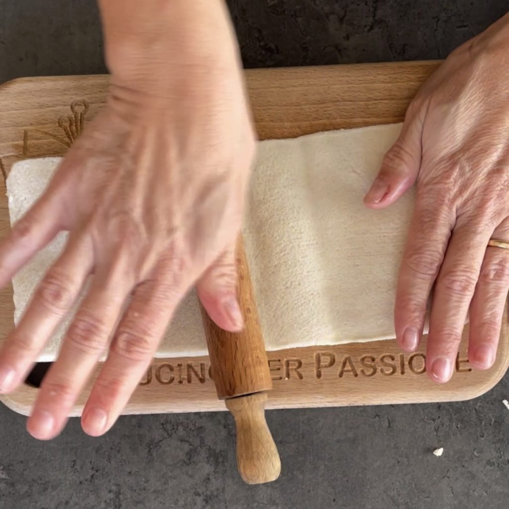 Estrelas de pão de forma recheadas e fritas