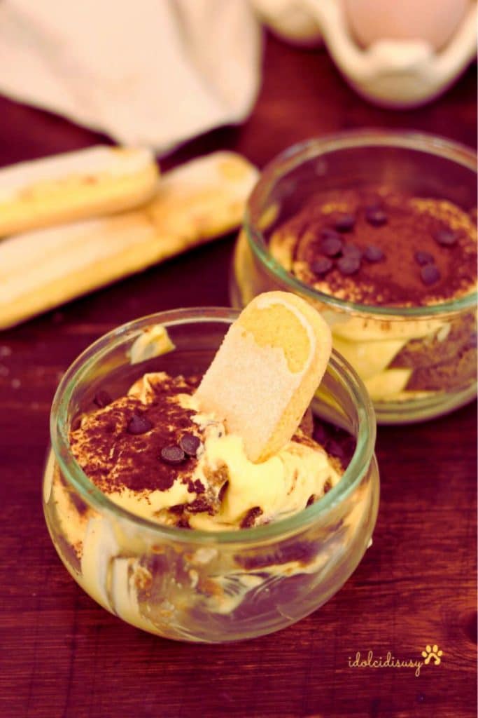 Tiramisù com ovos pasteurizados servido em copos individuais com savoiardi e cacau em pó