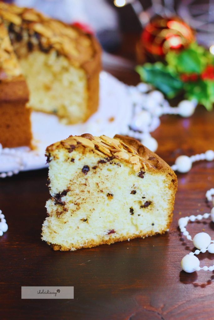 Fatia de bolo panetone fácil com gotas de chocolate e amêndoas