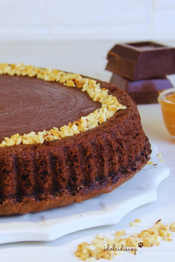 Torta macia Sacher de chocolate com geleia de damasco e decoração com granulado de avelã, doce gostoso e fácil de preparar.