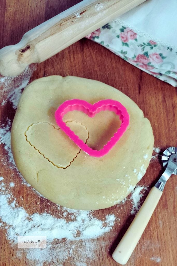 Massa podre sem açúcar com cortadores de biscoito em formato de coração, pronta para tortas e biscoitos