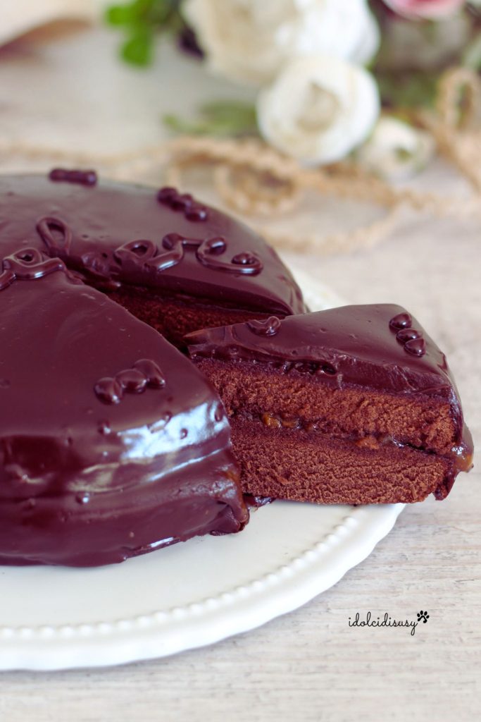 Fatia de Torta Sacher com glacê de chocolate brilhante e camada de compota de damasco