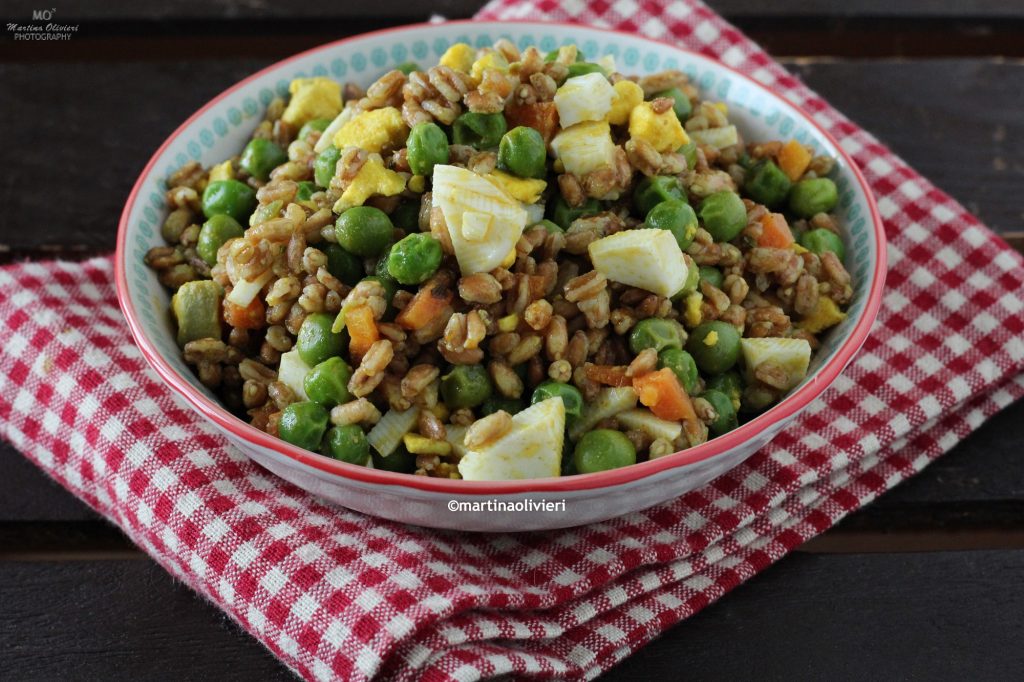 Farro com ervilhas e ovos cozidos