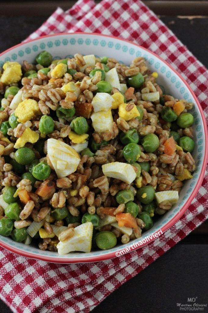 Farro com ervilhas e ovos cozidos