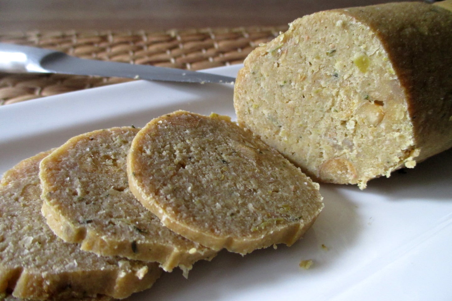 Fatiado vegano de grão-de-bico e azeitonas