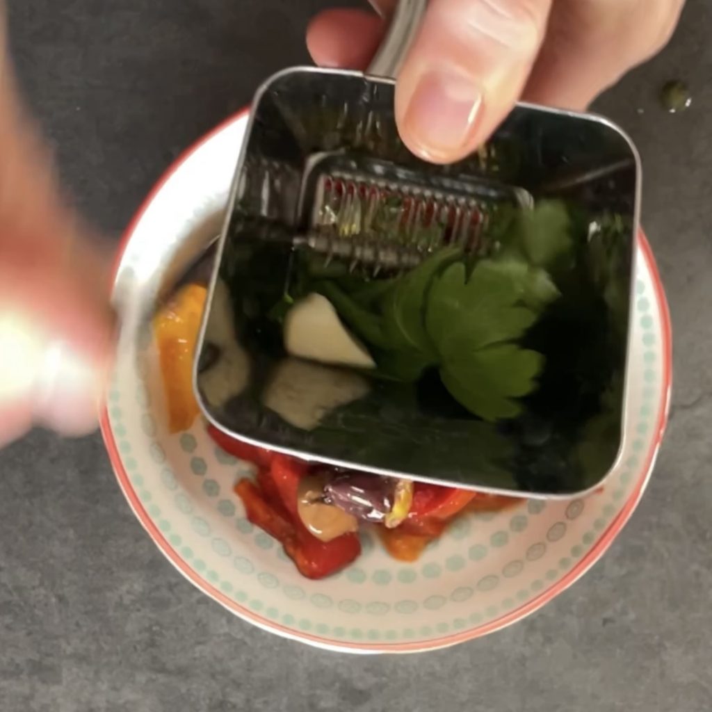 Filetti di peperoni con olive e capperi