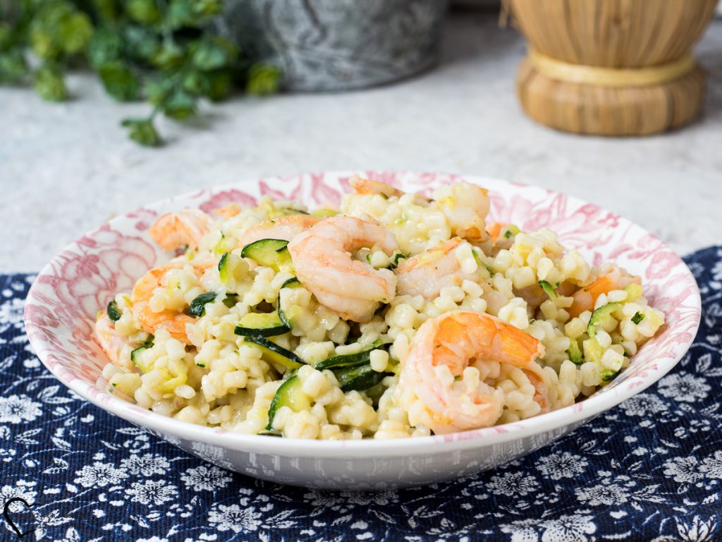 Fregola com camarões e abobrinhas