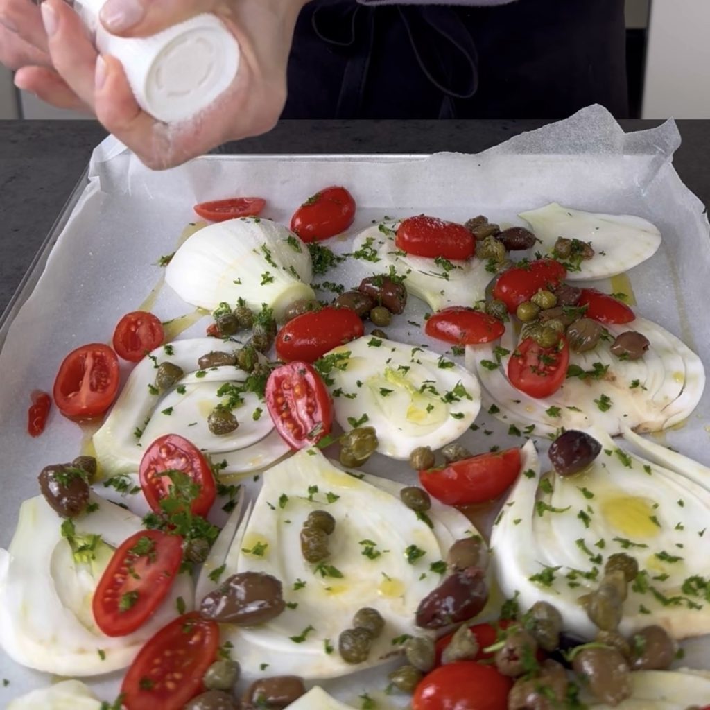 Funcho assado com tomatinhos, azeitonas e alcaparras