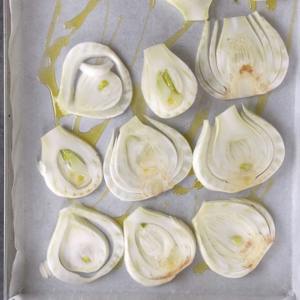 Funcho assado com tomatinhos, azeitonas e alcaparras