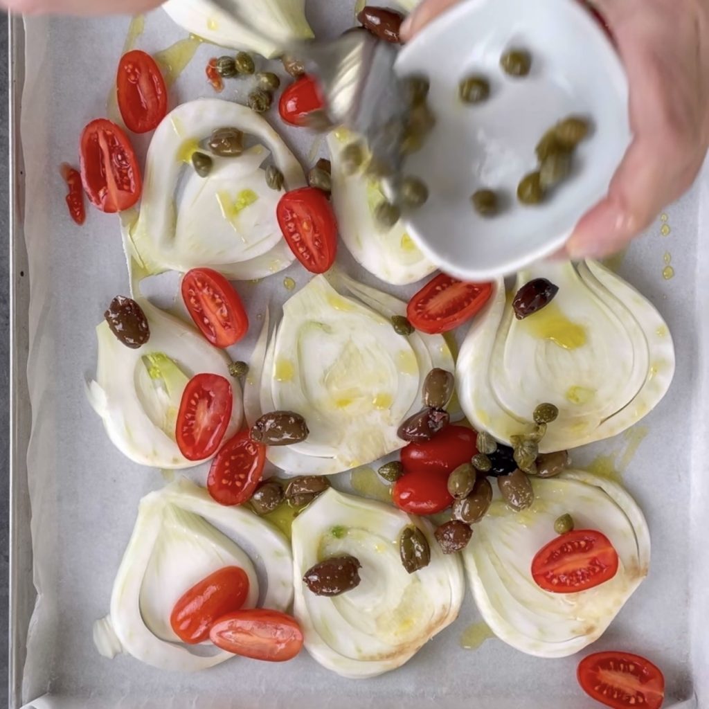 Funcho assado com tomatinhos, azeitonas e alcaparras
