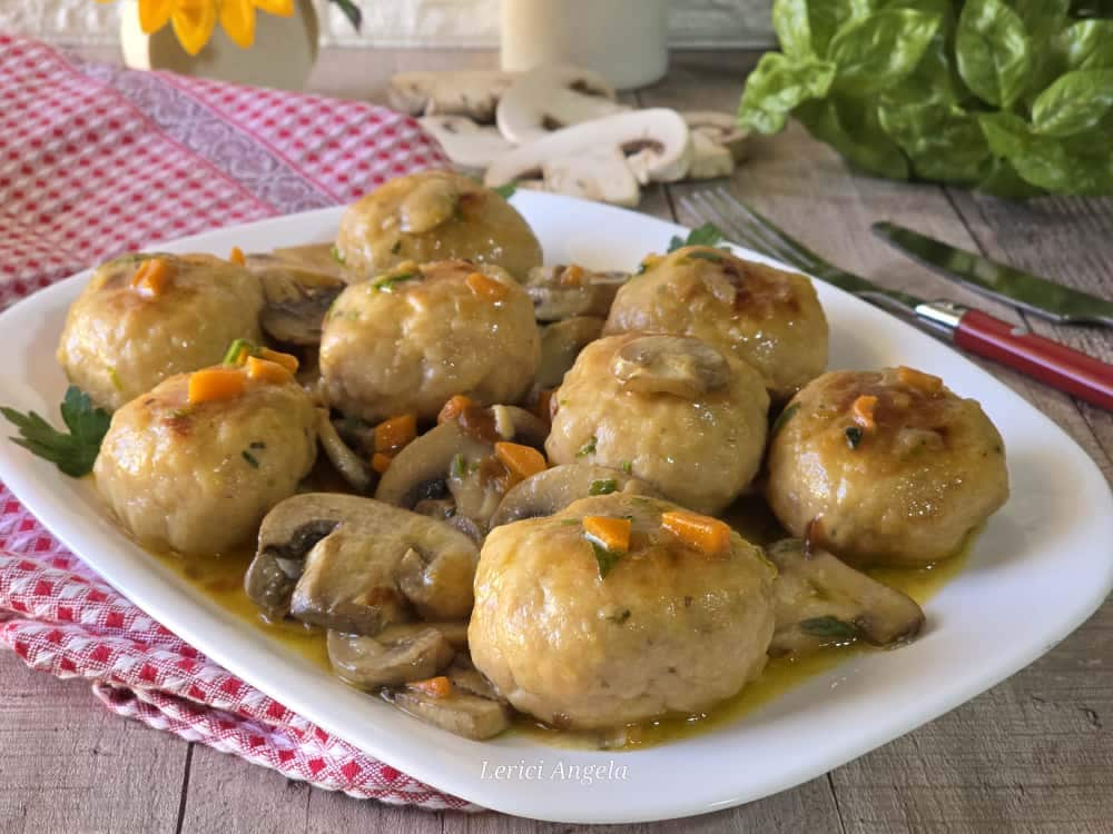 Almôndegas de frango ao molho com cogumelos