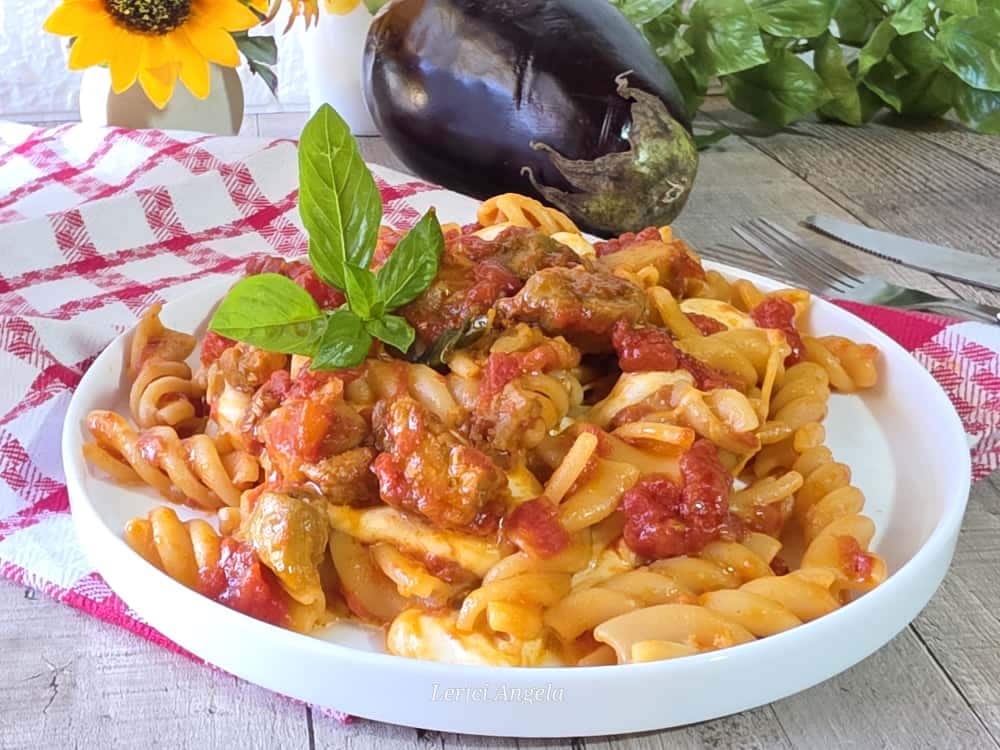 Massa com berinjela e provolone derretido