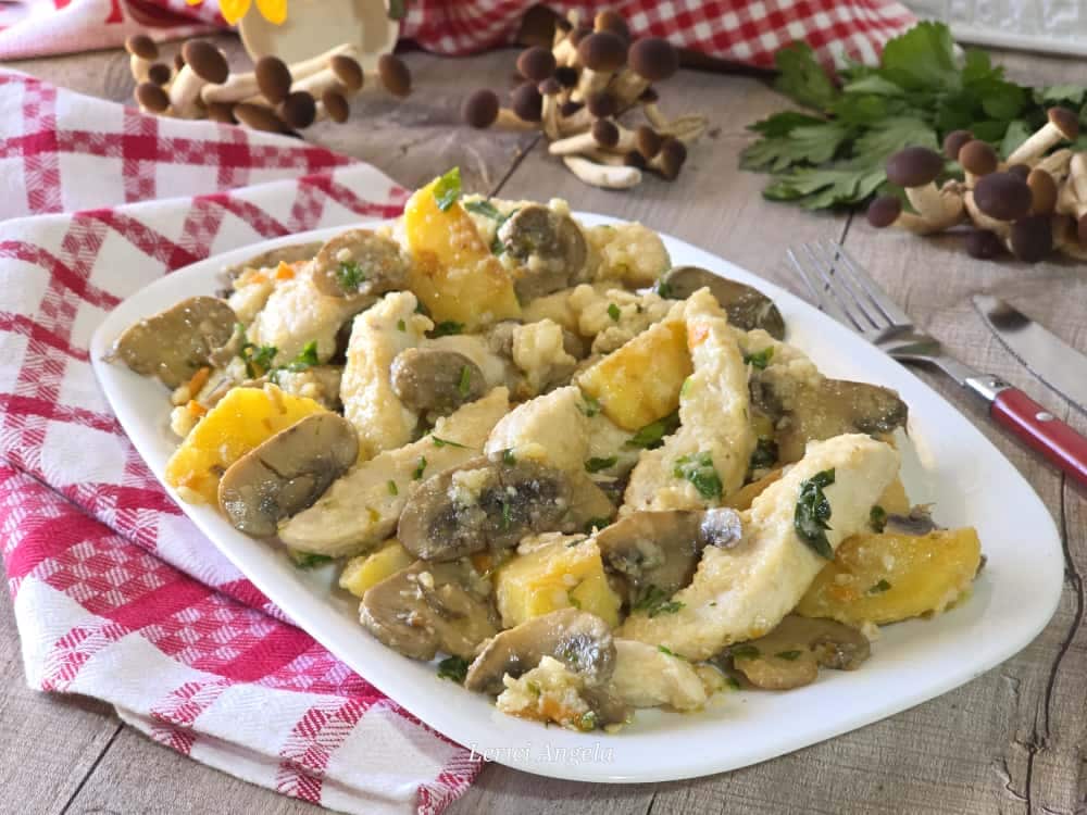 Pedacinhos de frango cremosos com cogumelos e batatas