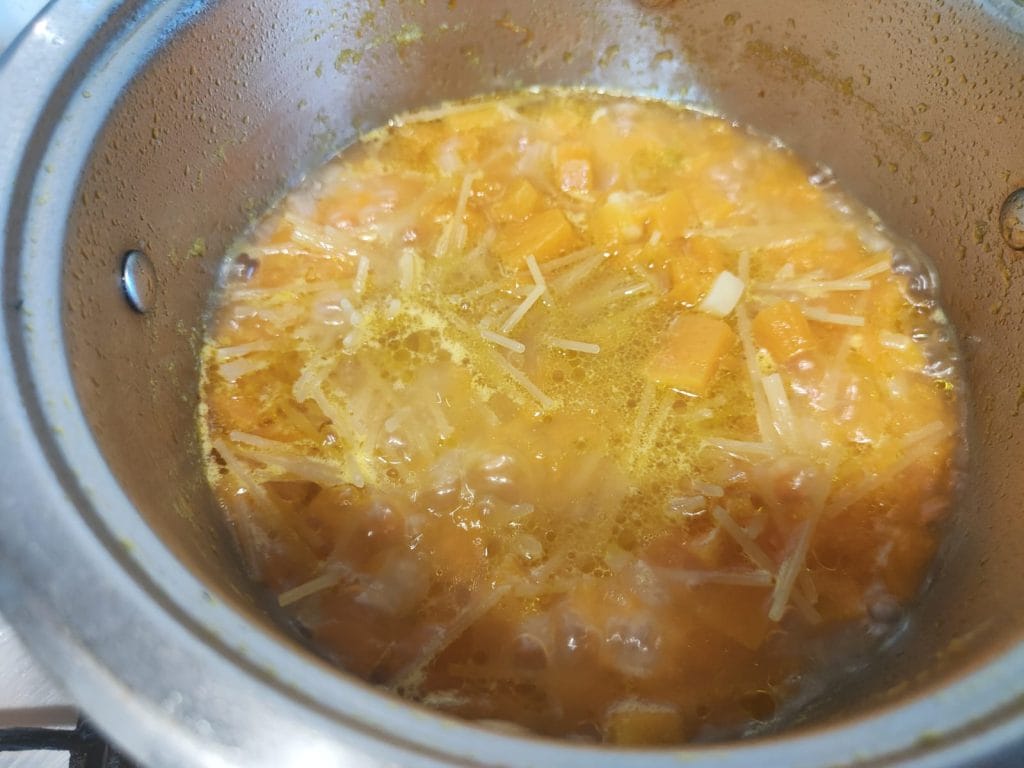 Sopa cremosa com abóbora e batatas