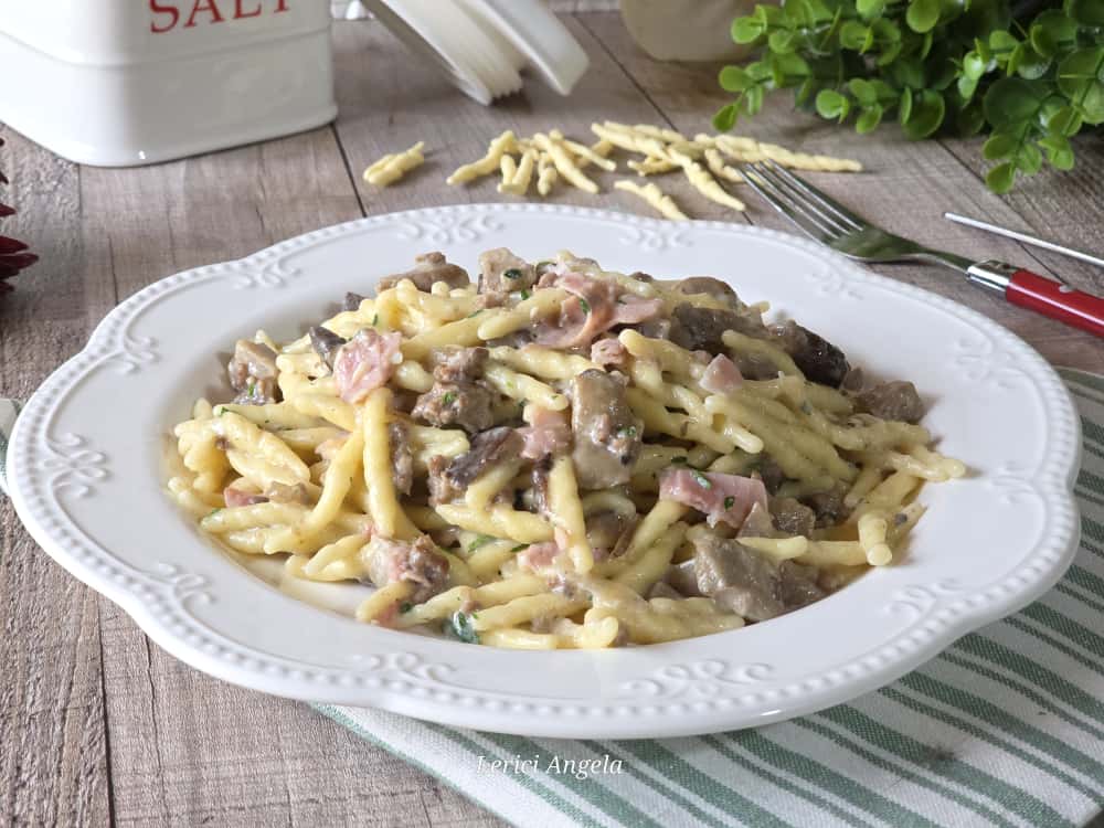 Trofie cremosas com cogumelos presunto cozido