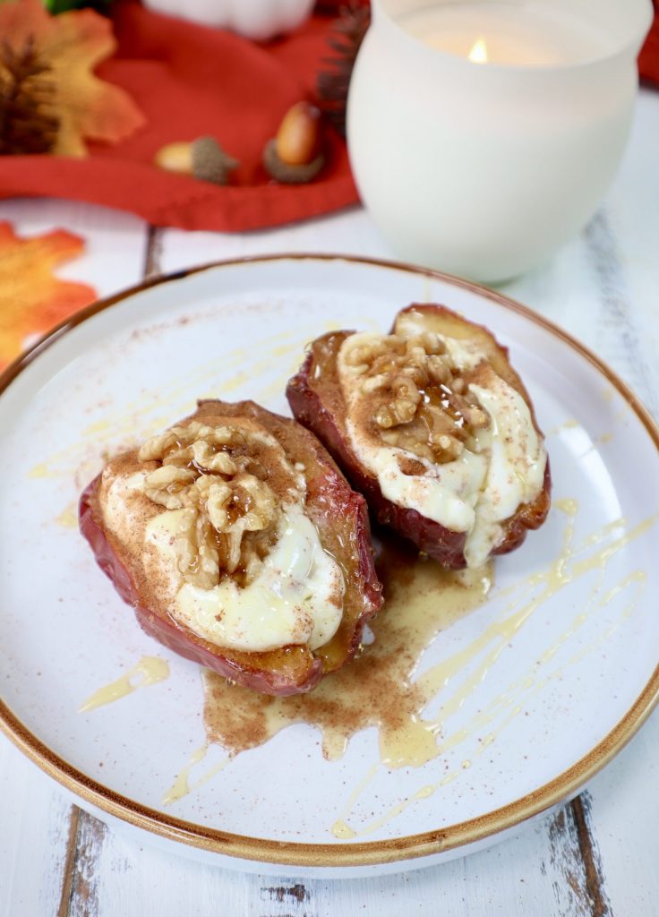 Maçã assada na fritadeira a ar com iogurte grego, nozes e canela