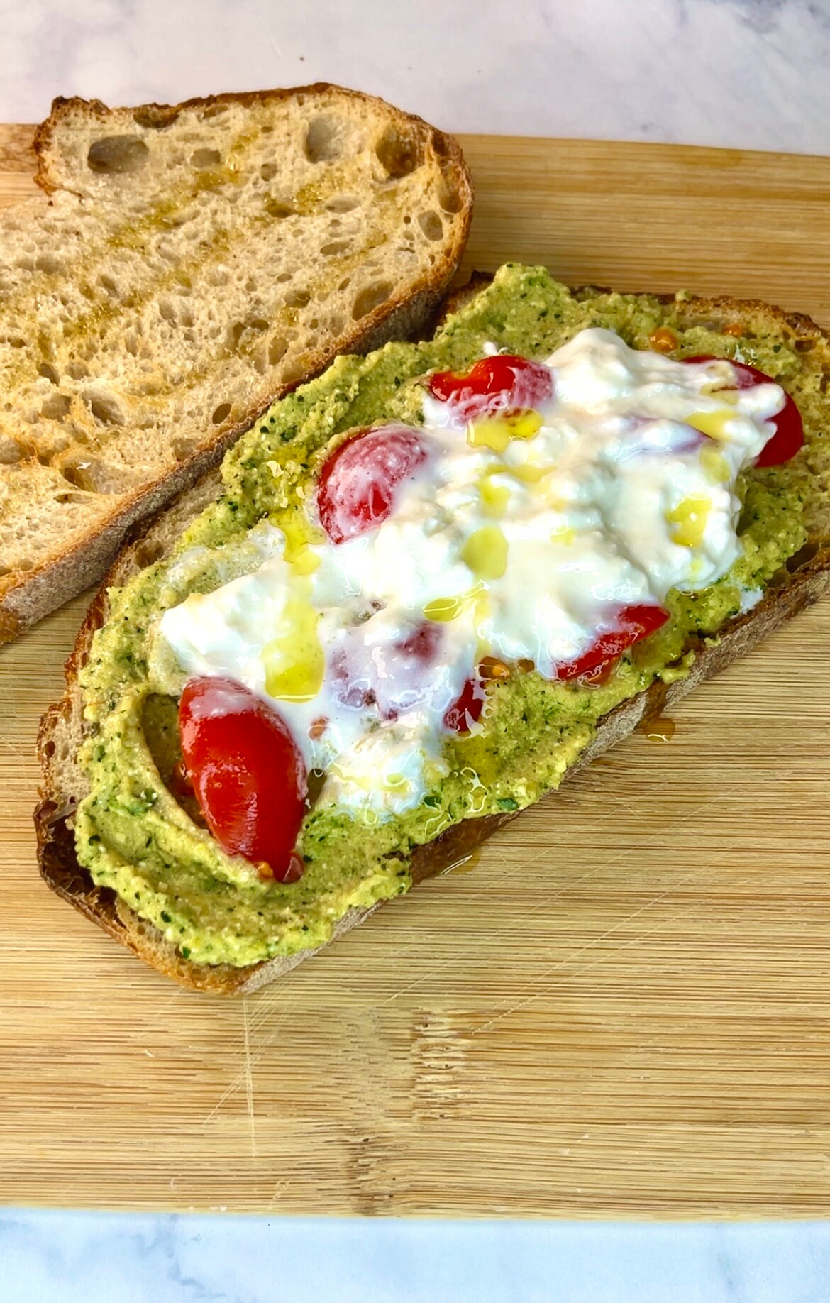 Bruschettas na fritadeira a ar com creme de abobrinha, stracciatella e tomatinhos