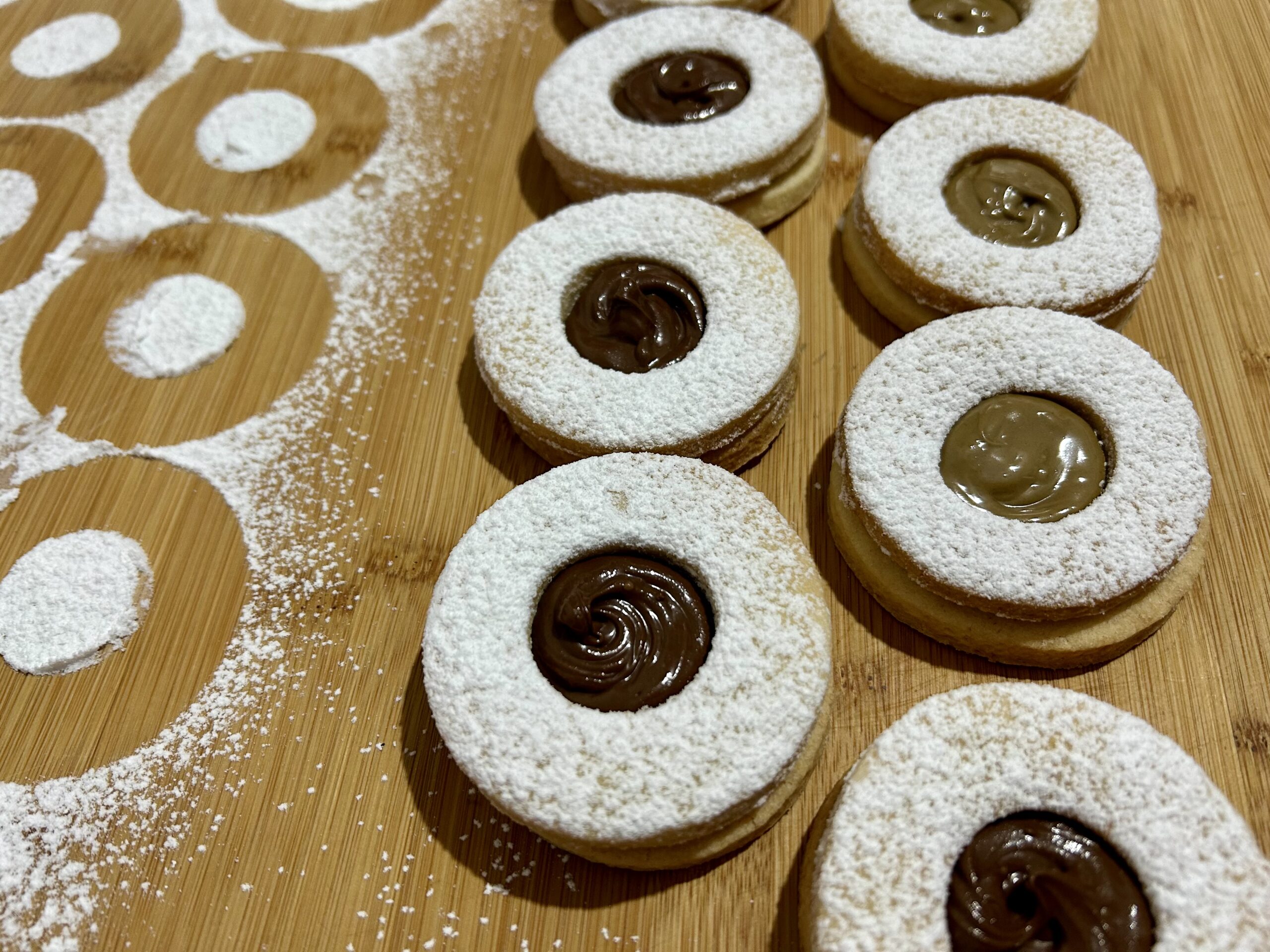 Olhos de Boi: biscoitos de massa quebrada recheados deliciosos e fáceis